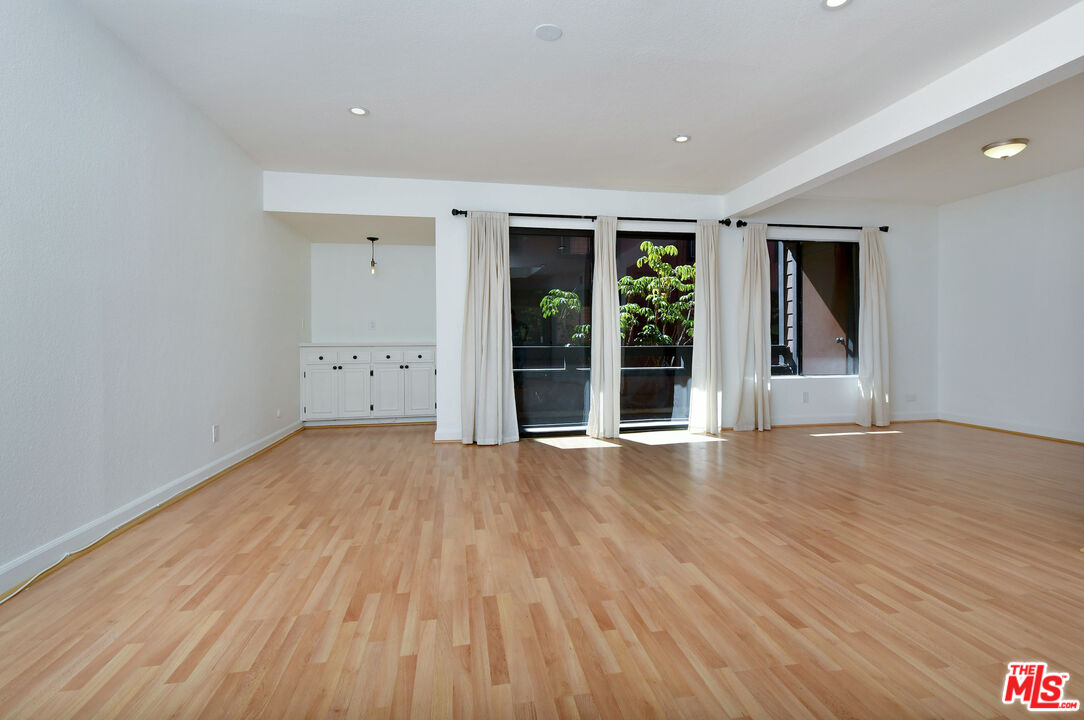 4425 Whitsett Ave Unit: 218