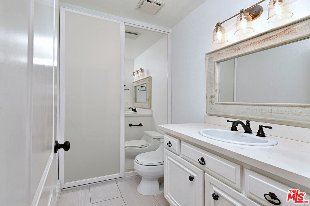 4425 Whitsett Ave Unit: 218