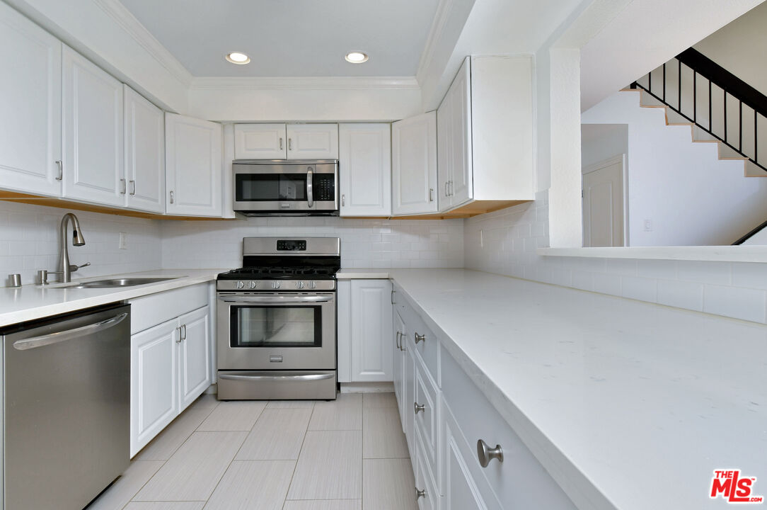 4425 Whitsett Ave Unit: 218