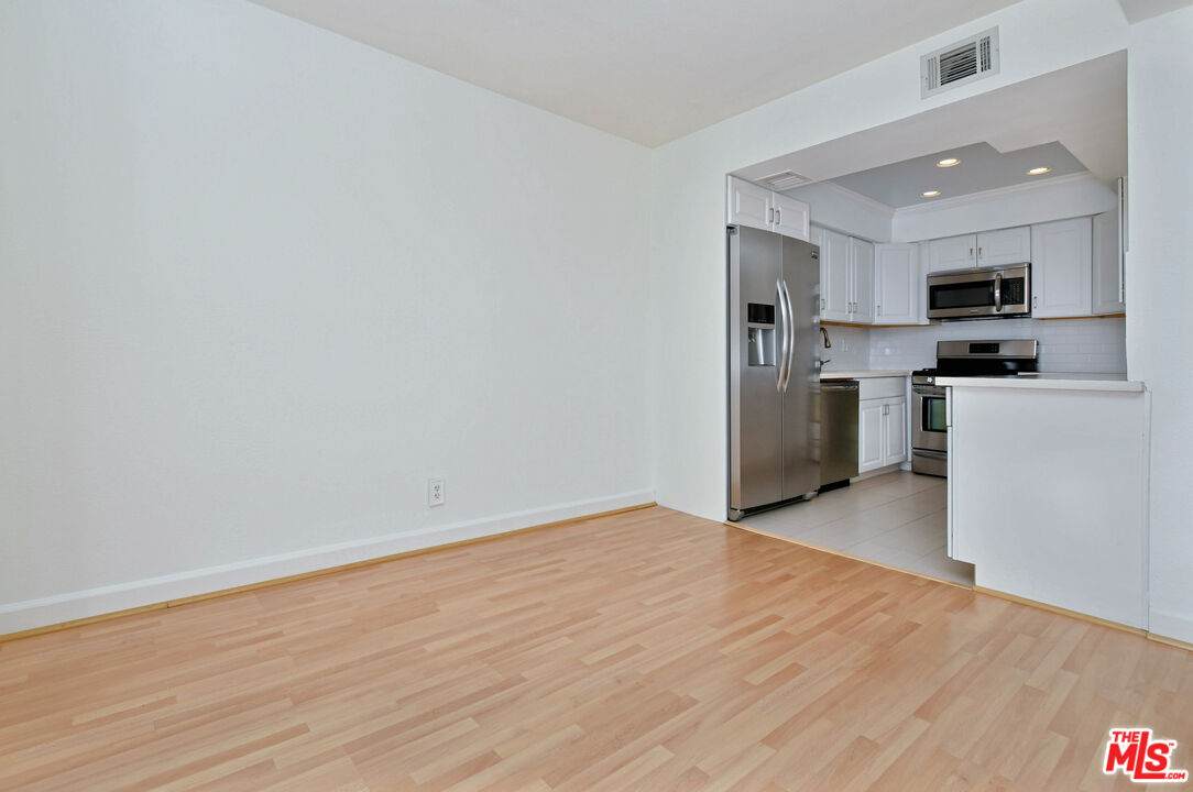 4425 Whitsett Ave Unit: 218