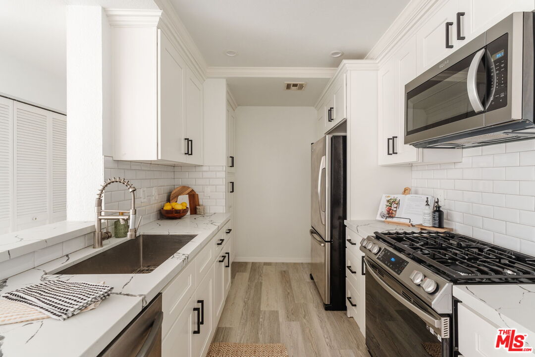3284 Barham Blvd Unit: 301