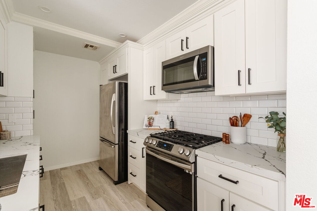 3284 Barham Blvd Unit: 301