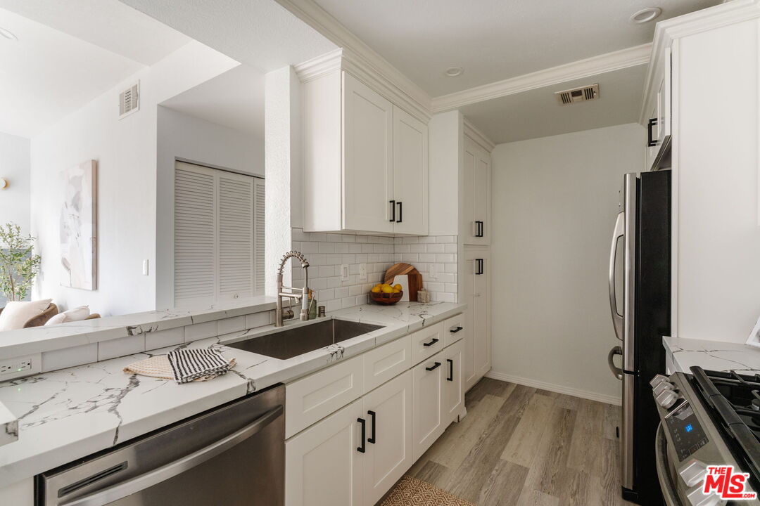 3284 Barham Blvd Unit: 301