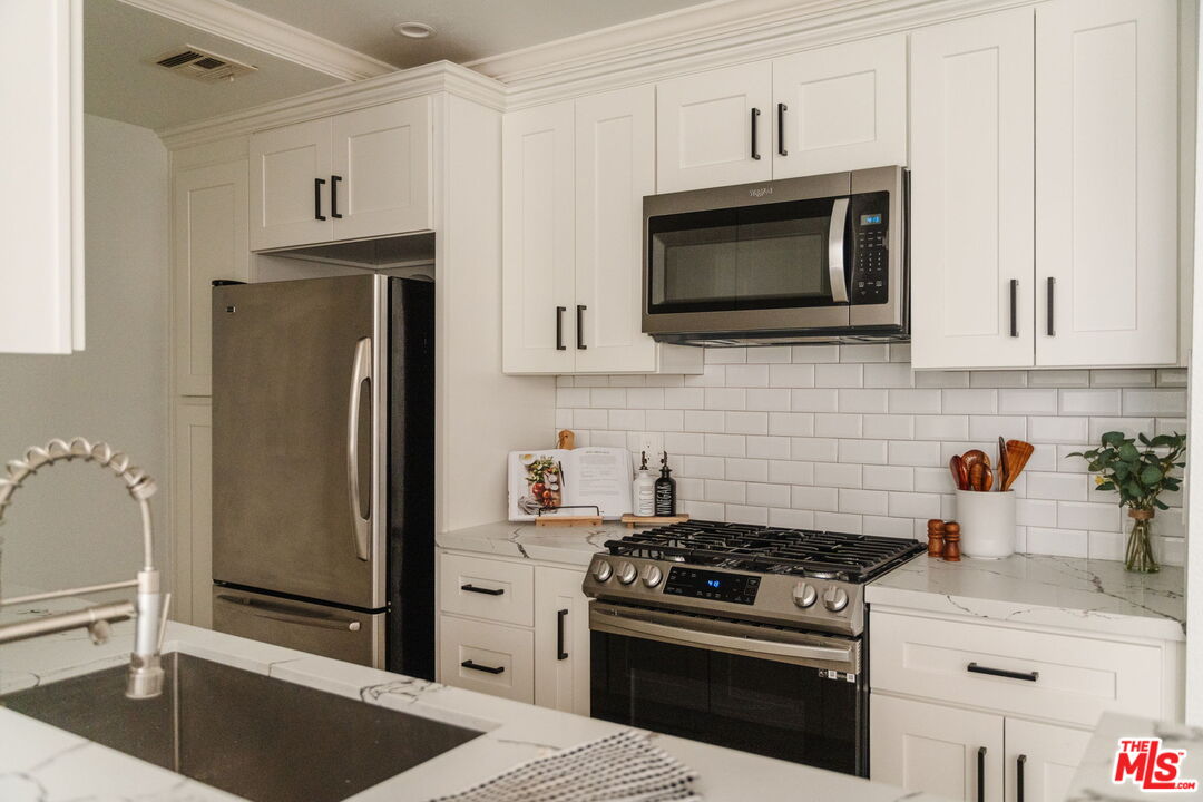 3284 Barham Blvd Unit: 301