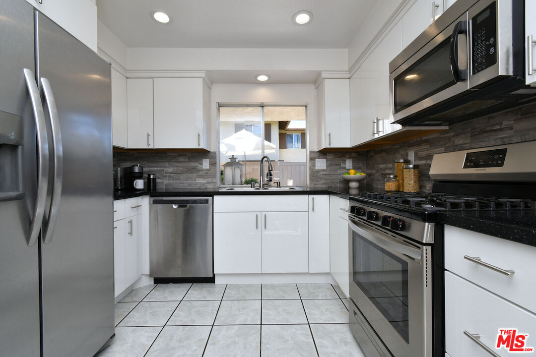 10341 Canoga Ave Unit: 3