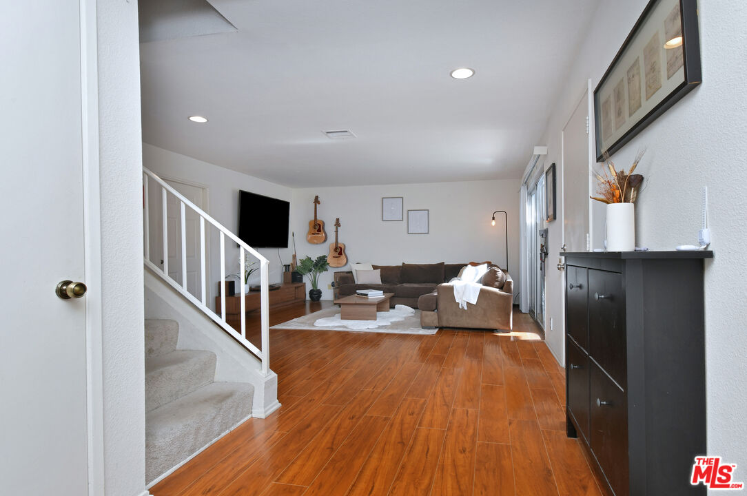 10341 Canoga Ave Unit: 3