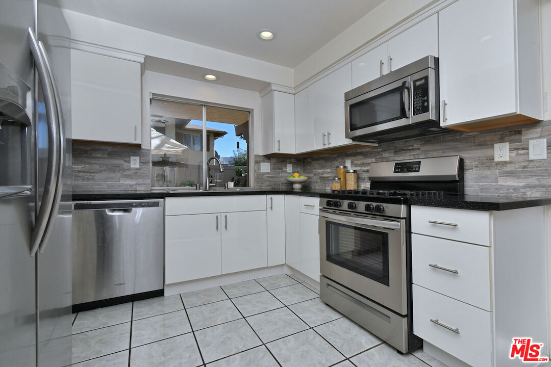 10341 Canoga Ave Unit: 3