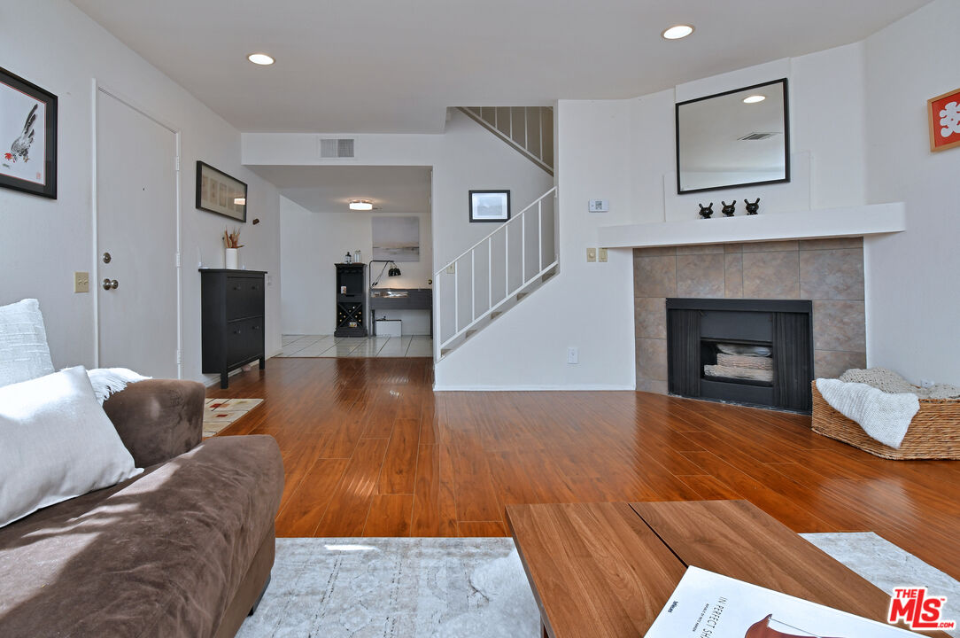10341 Canoga Ave Unit: 3