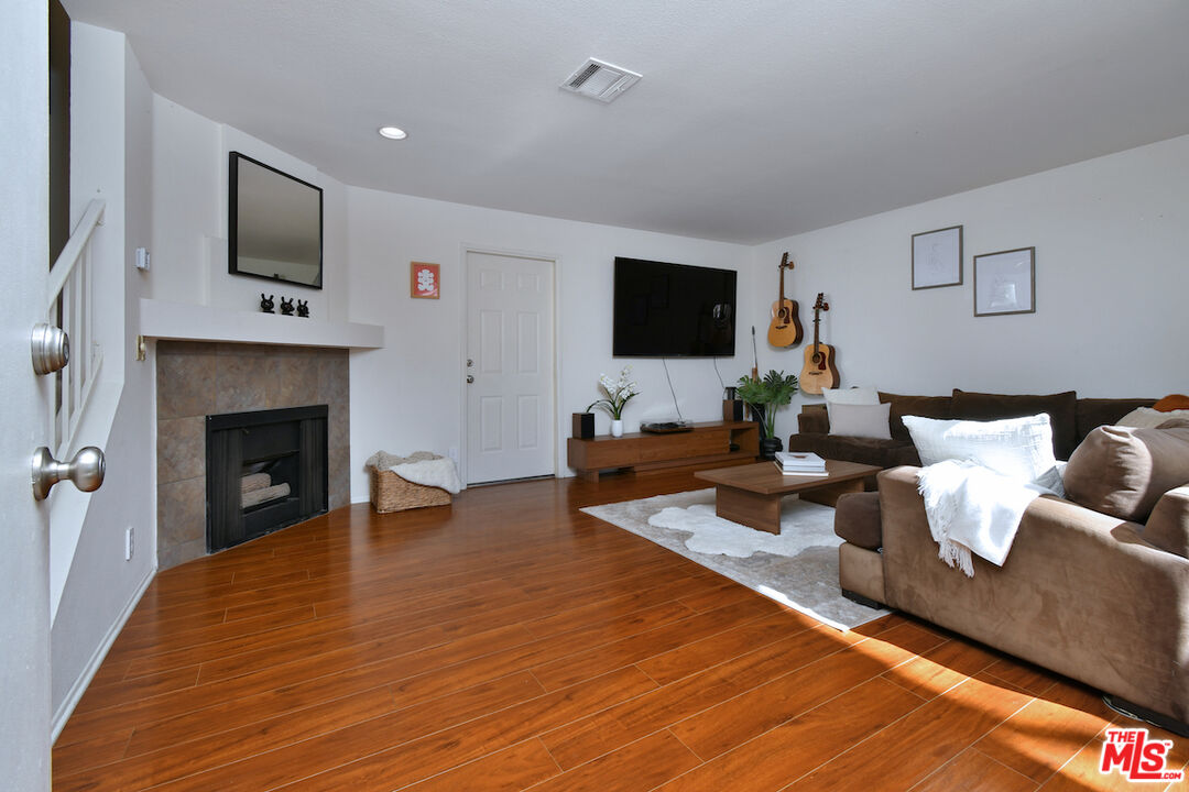 10341 Canoga Ave Unit: 3