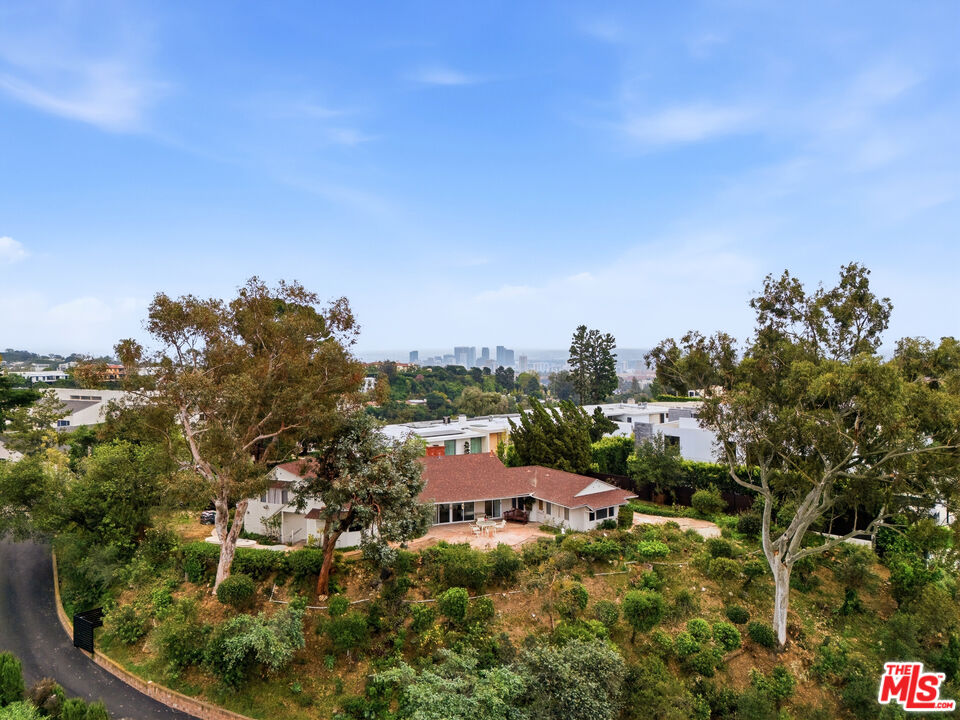 935 Linda Flora Dr