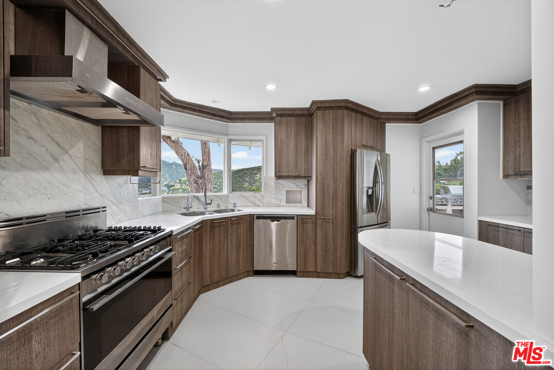 935 Linda Flora Dr