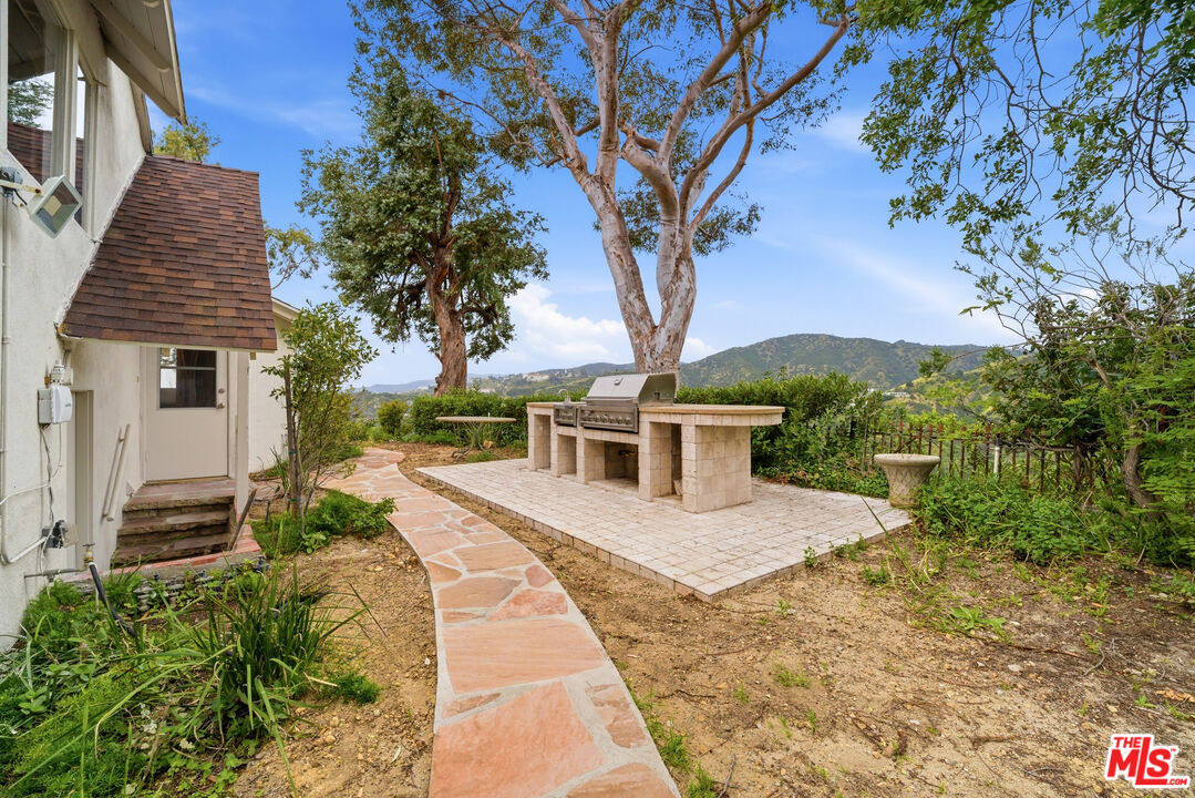 935 Linda Flora Dr