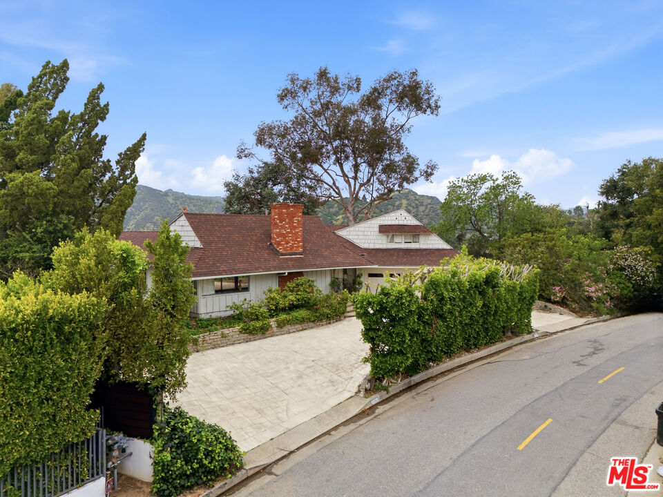 935 Linda Flora Dr