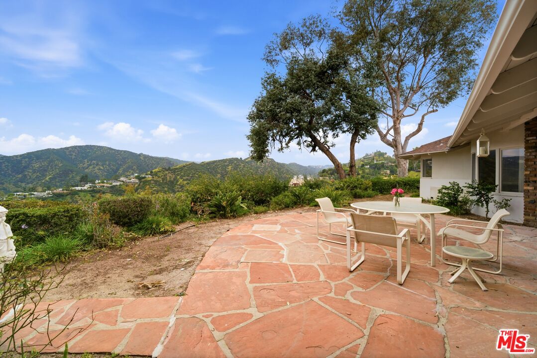 935 Linda Flora Dr