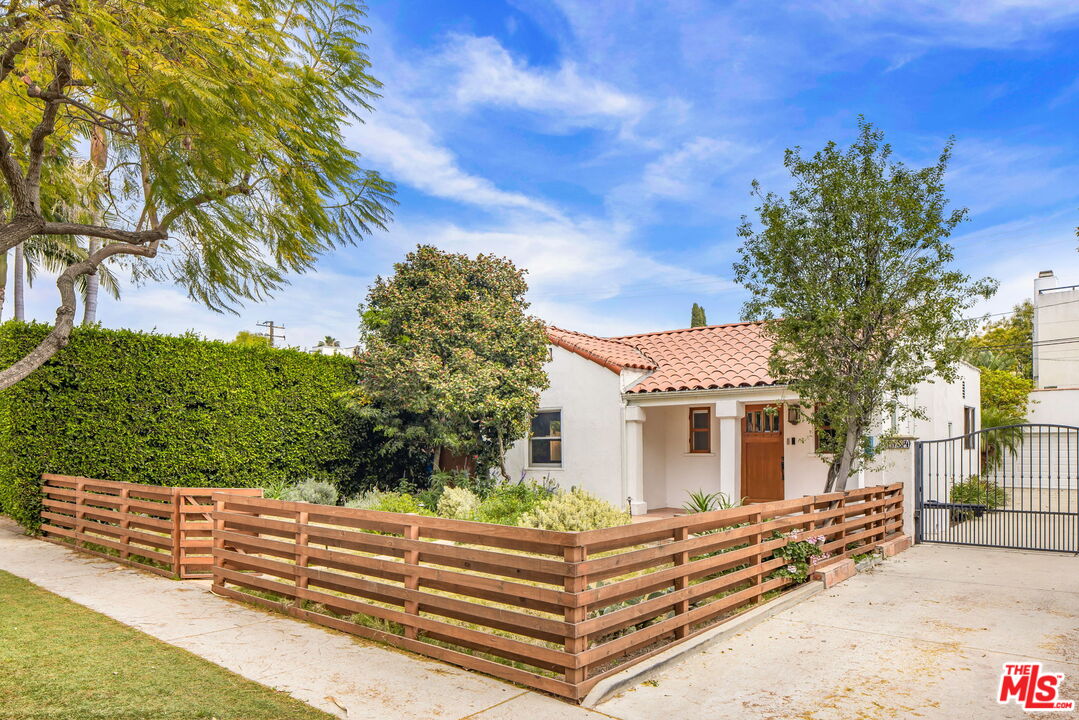 1134 N Poinsettia Pl
