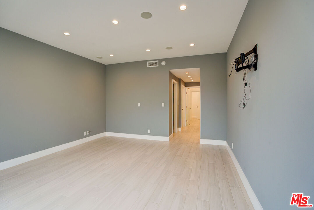 423 N Palm Dr Unit: 301