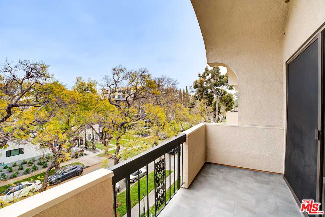423 N Palm Dr Unit: 301