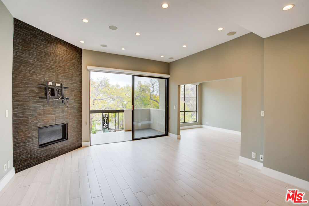 423 N Palm Dr Unit: 301