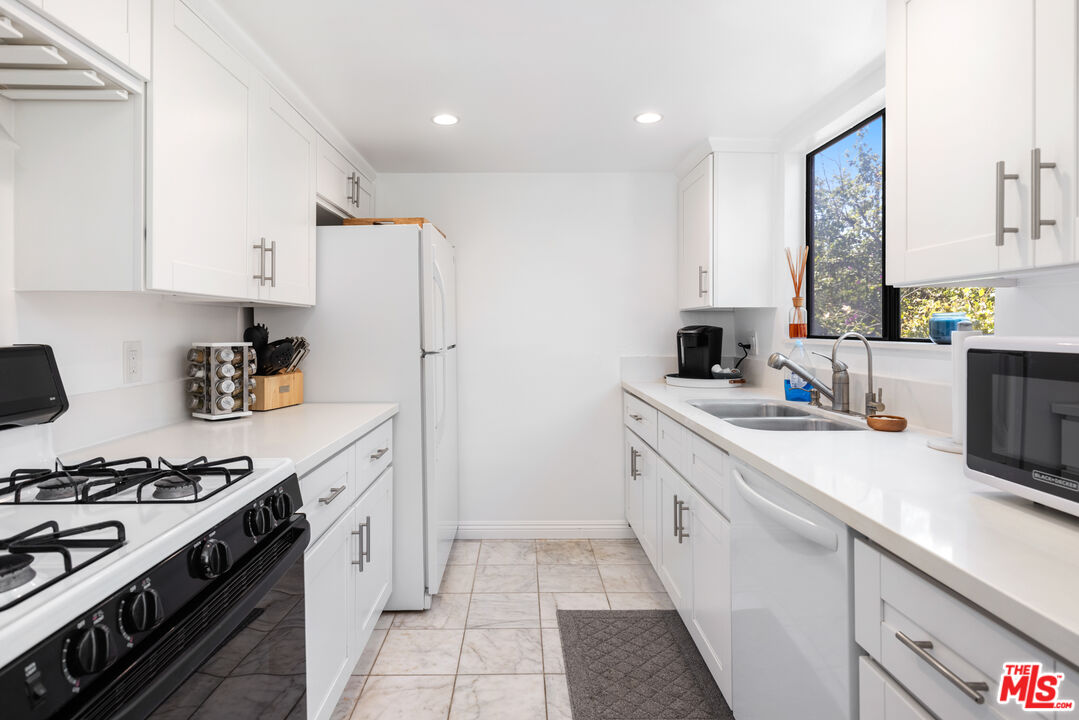 29231 HEATHERCLIFF RD Unit: 2