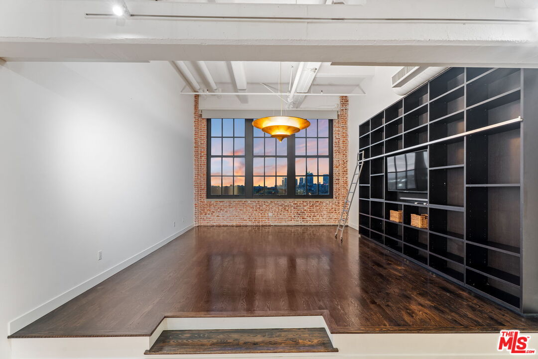 1850 Industrial St Unit: 710
