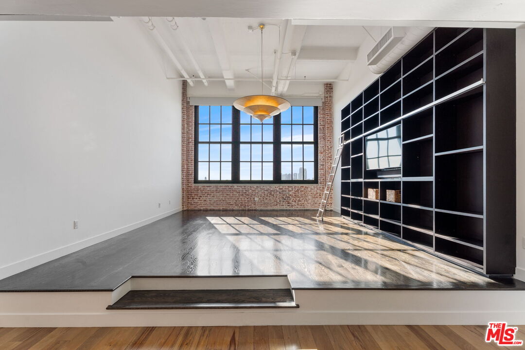 1850 Industrial St Unit: 710