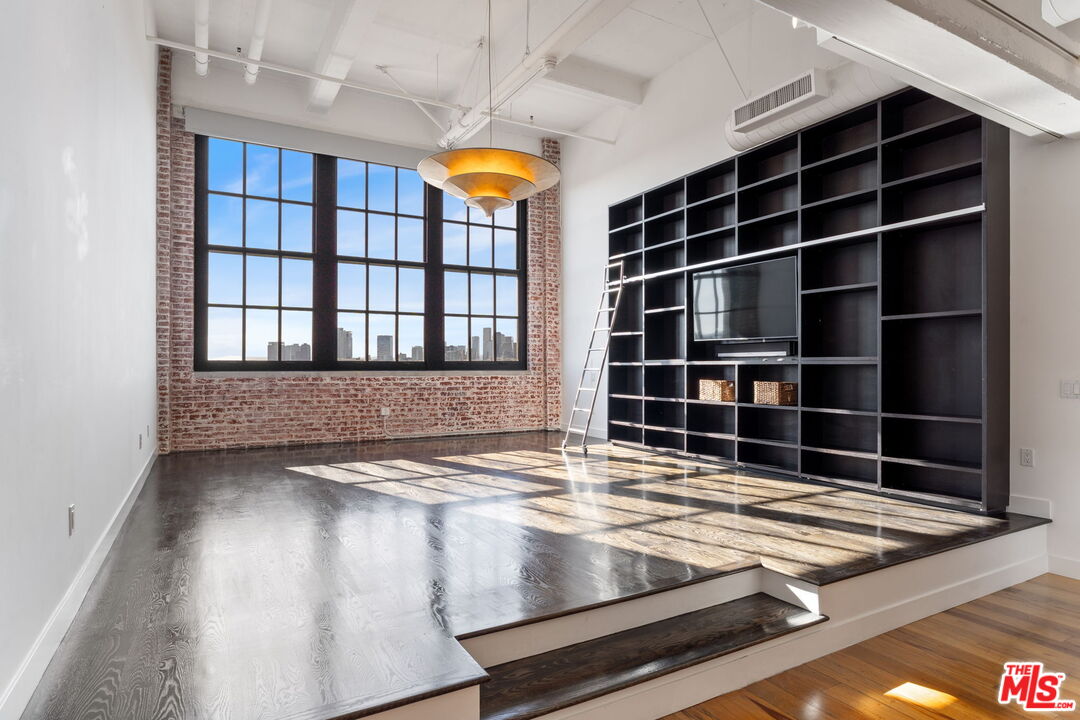 1850 Industrial St Unit: 710