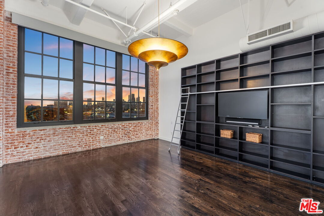 1850 Industrial St Unit: 710