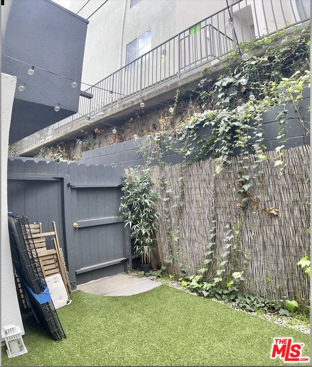 1261 N Laurel Ave Unit: 21
