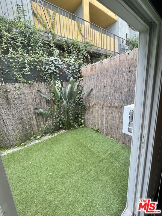 1261 N Laurel Ave Unit: 21