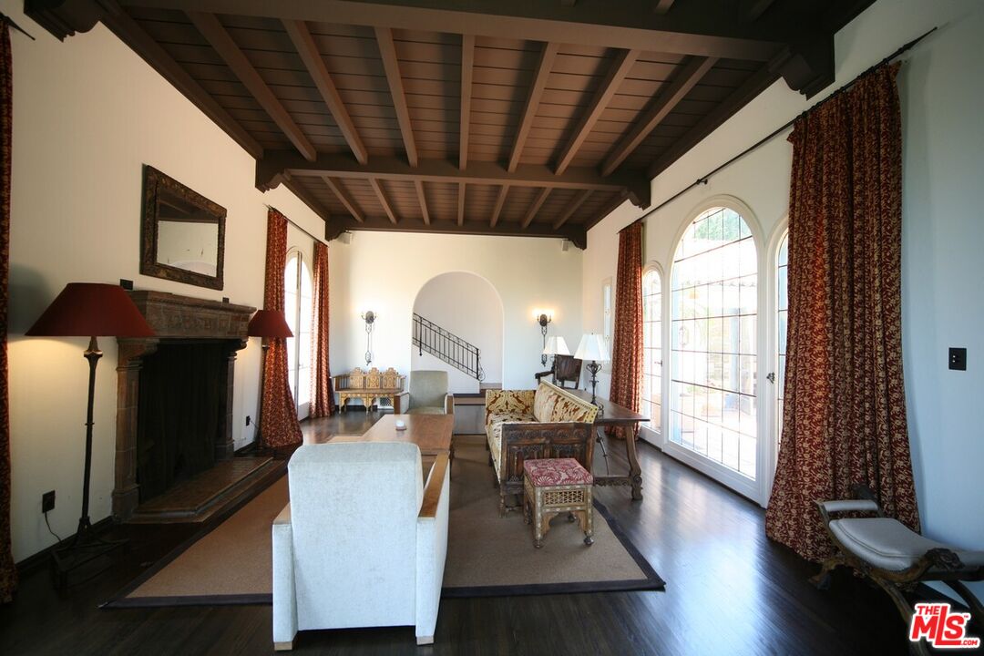 2243 E Live Oak Dr