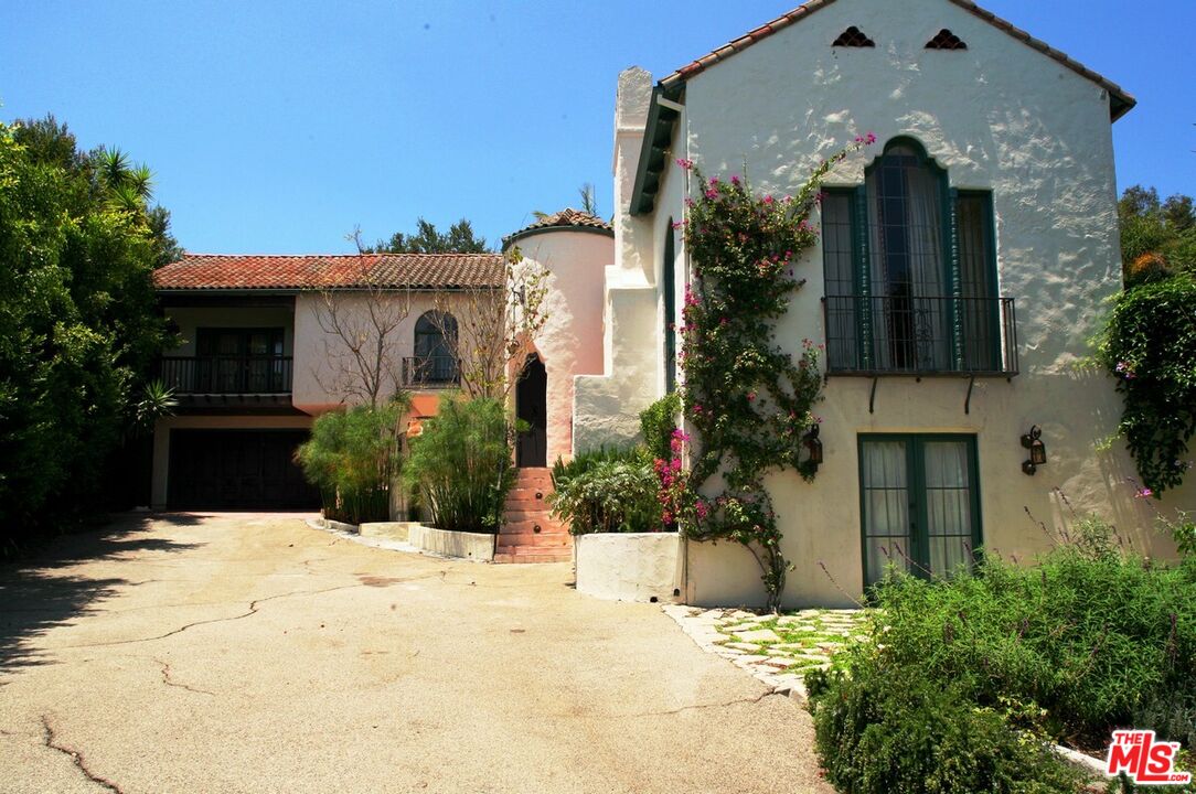 2243 E Live Oak Dr