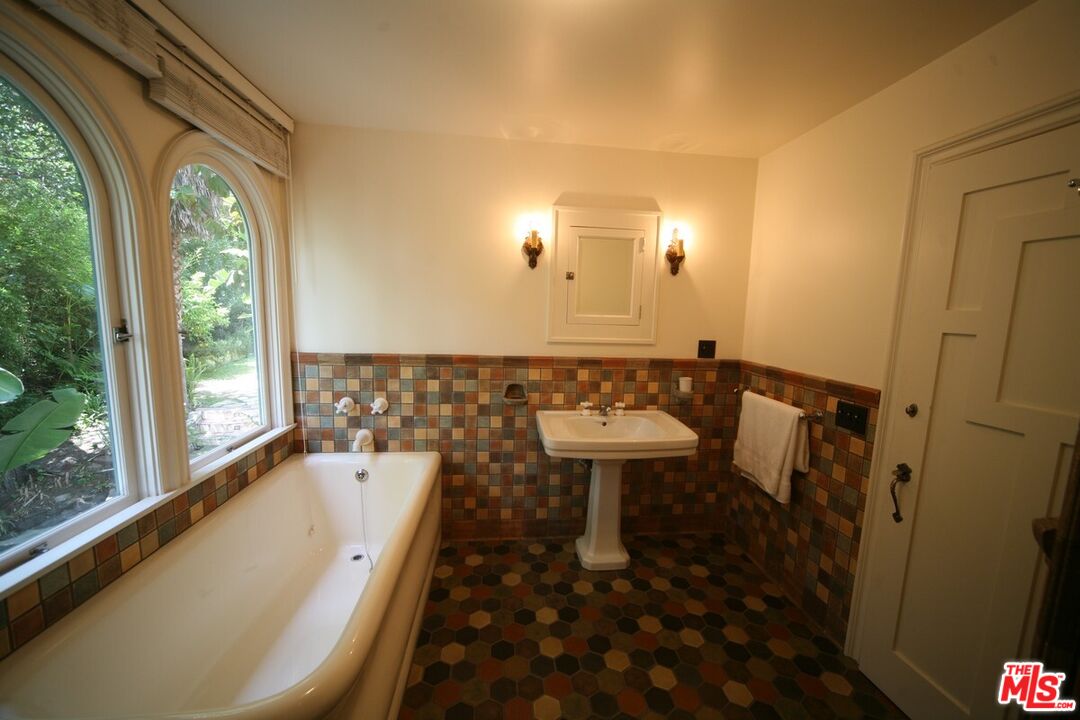 2243 E Live Oak Dr