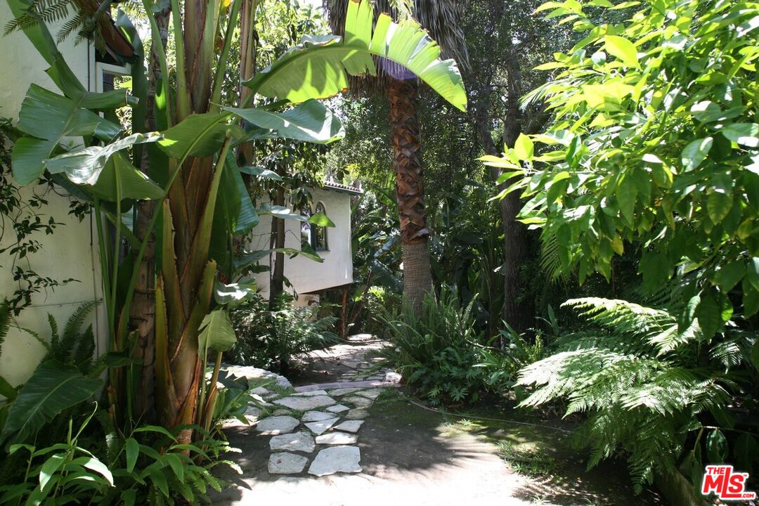 2243 E Live Oak Dr