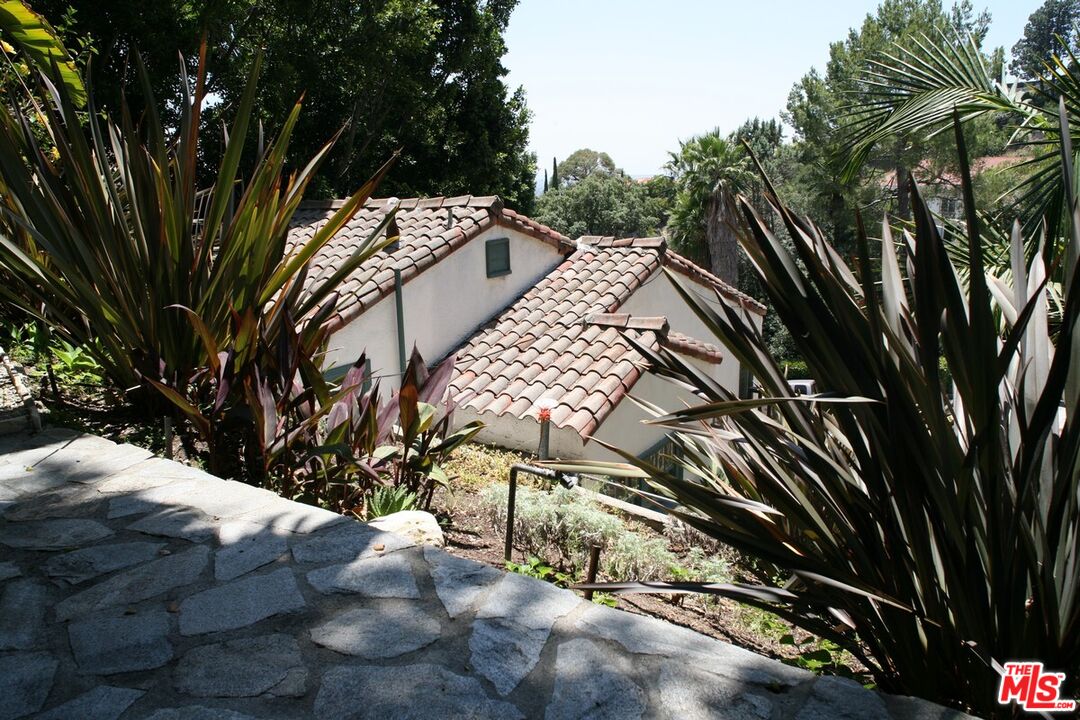 2243 E Live Oak Dr