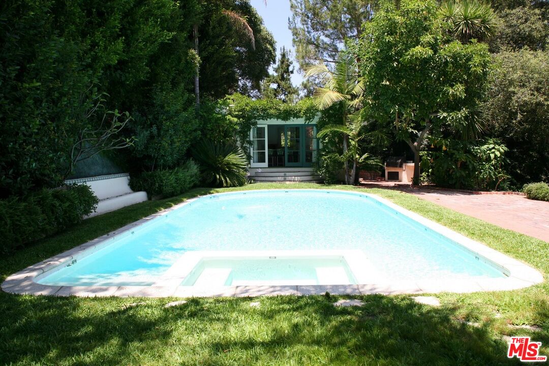 2243 E Live Oak Dr