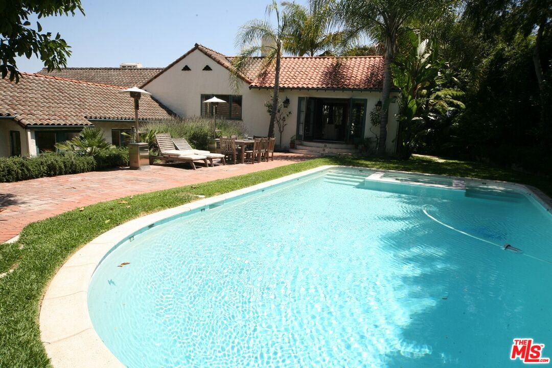 2243 E Live Oak Dr