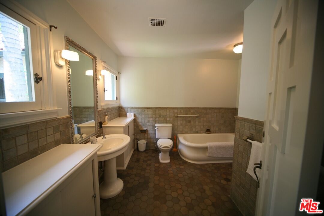 2243 E Live Oak Dr