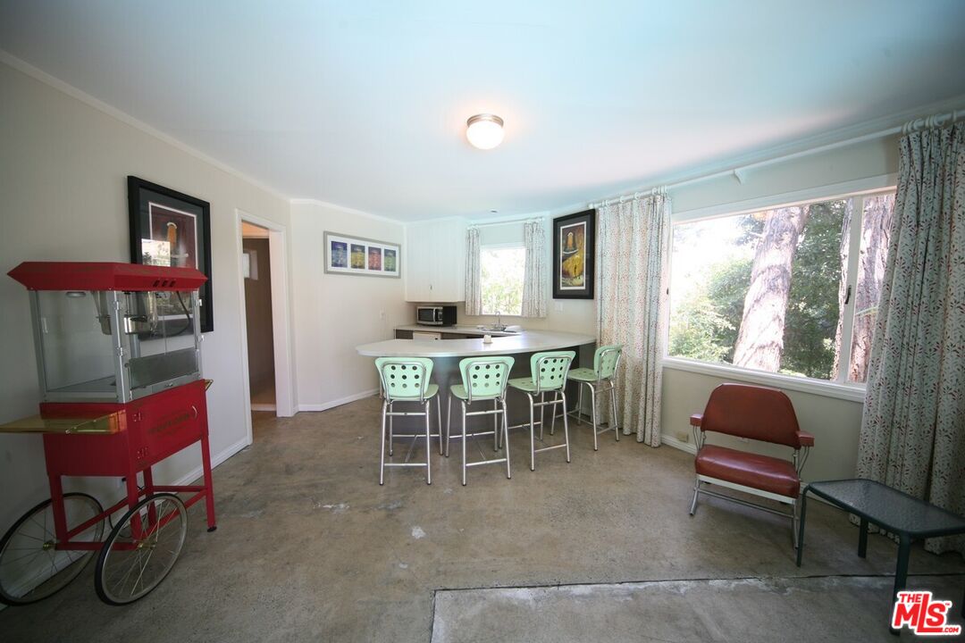 2243 E Live Oak Dr
