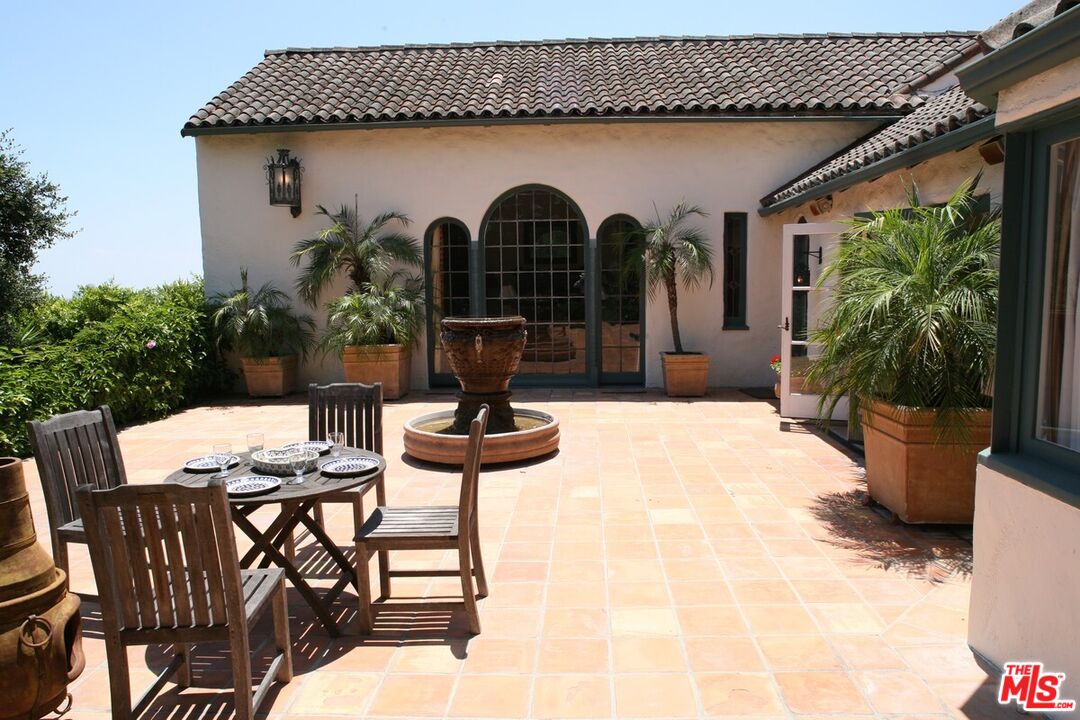 2243 E Live Oak Dr