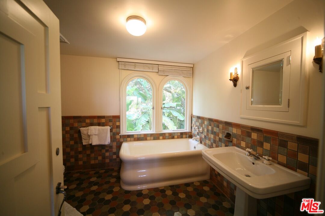 2243 E Live Oak Dr