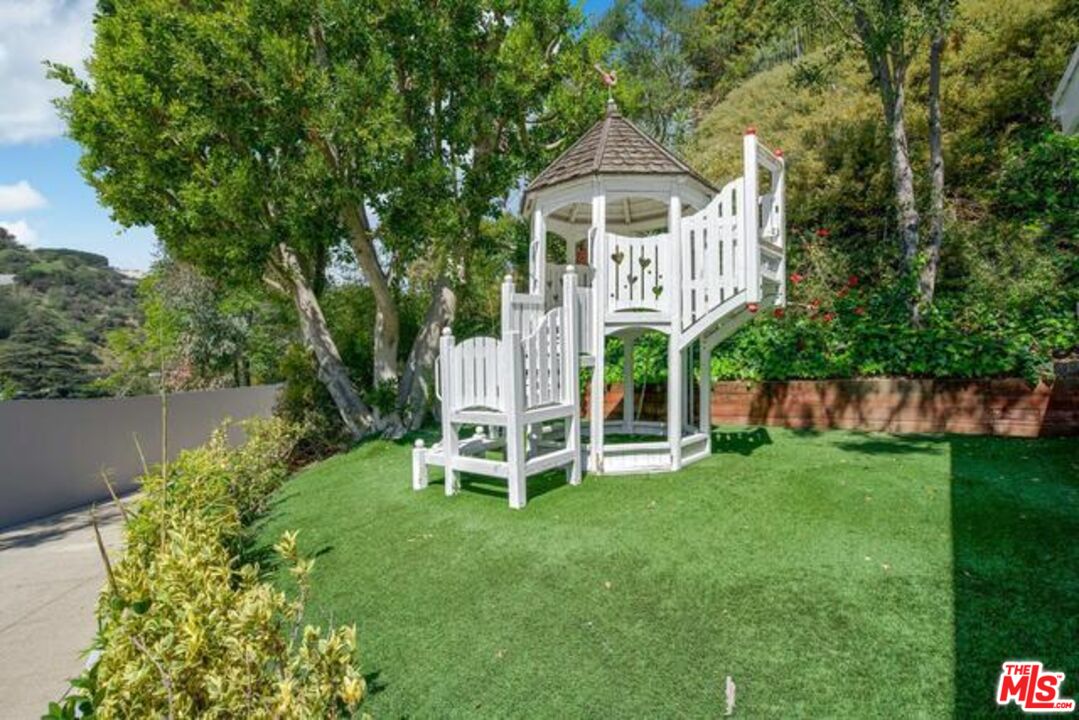 1068 Casiano Rd
