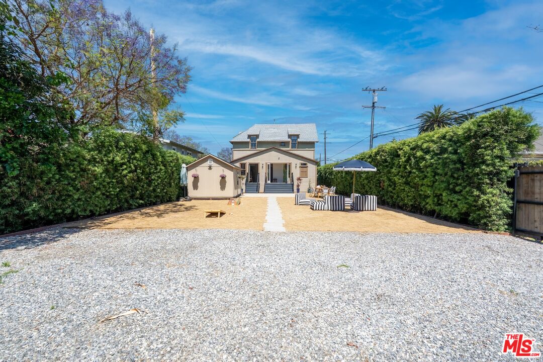 326 W 10th St