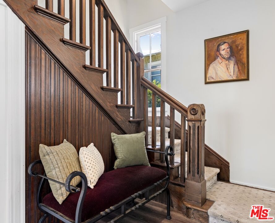 326 W 10th St
