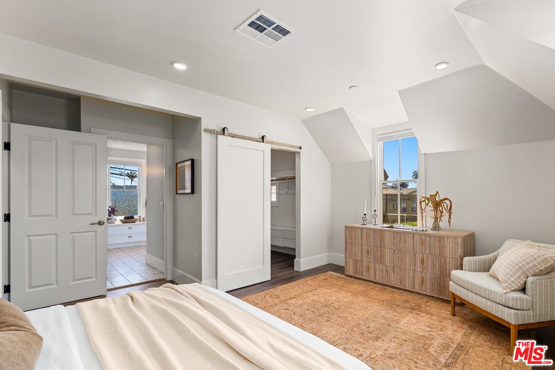 326 W 10th St
