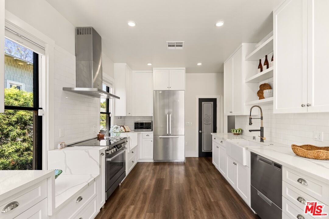 326 W 10th St