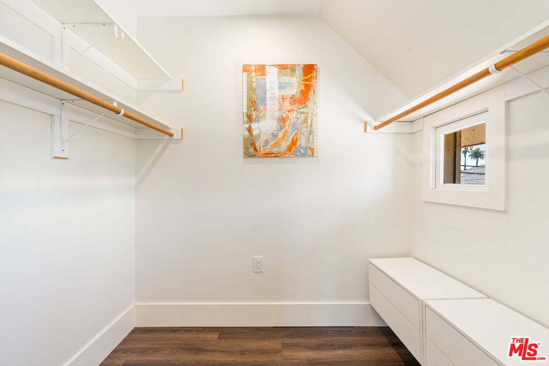 326 W 10th St
