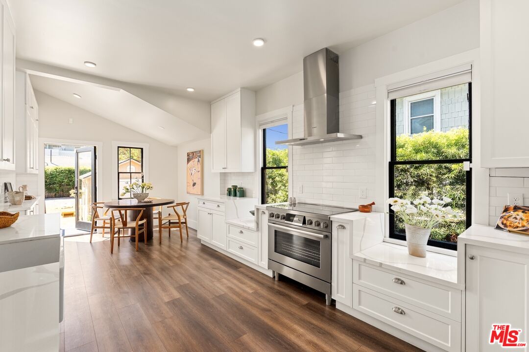326 W 10th St