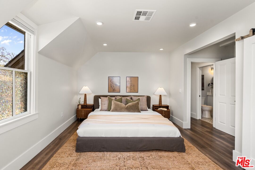 326 W 10th St