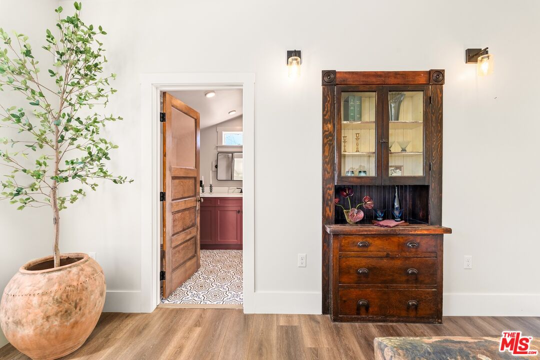 326 W 10th St