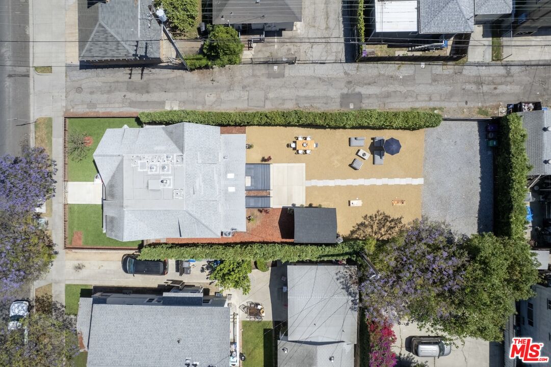 326 W 10th St
